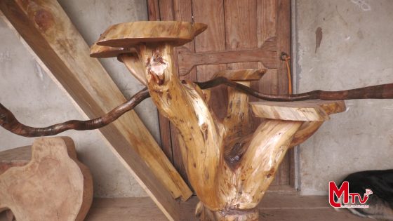Don Luis Lima en Chuquiribamba elabora productos de madera.