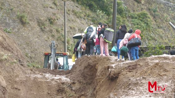 Ciudadanos molestos por el deslizamiento de tierra en la vía Loja – Saraguro.