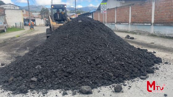 Municipio de Loja realiza trabajos de bacheo en algunos sectores de la ciudad.