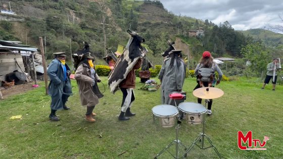 Las vacas locas de la agrupación El Lojanito ponen diversión y alegría.