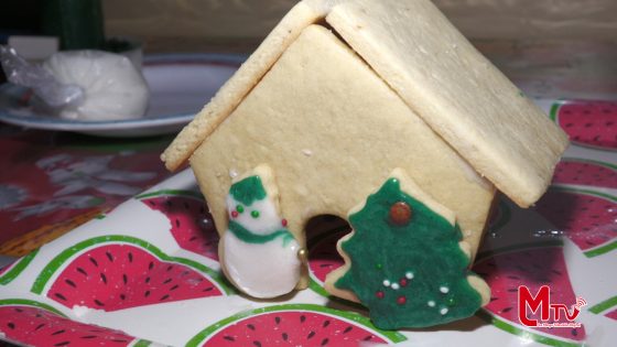 Betania Moreno impulsa su proyecto de casitas de galleta con decoraciones navideñas.