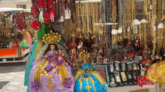 Doña Orfa Vega mantiene su emprendimiento de venta de artículos religiosos y artesanías durante 32 años.