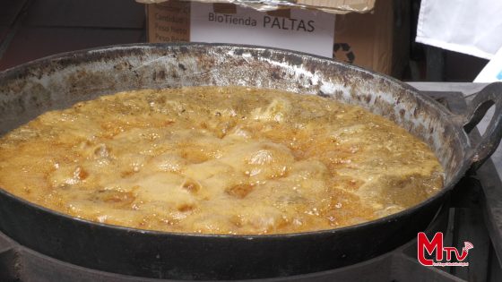 Don Estuardo Ríos lleva a cabo su emprendimiento de elaboración de bocadillos.