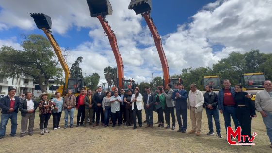 El Municipio de Loja realizó la presentación del nuevo equipo caminero.