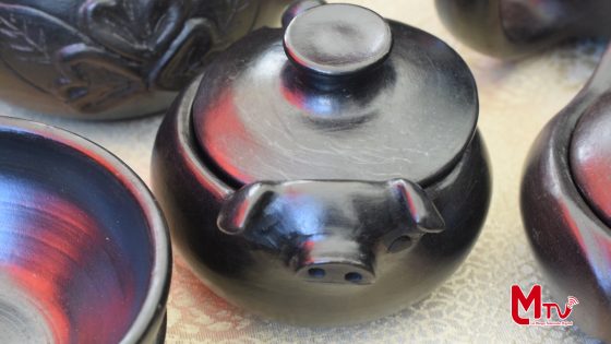 En Cera Mónica Cartuche elabora las ollas de barro.